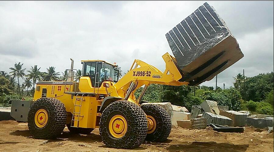 The selection of forklift loader plays an important role in the construction of green mines