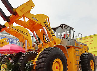 The large forklift wheel loader showed its hard power in the exhibition